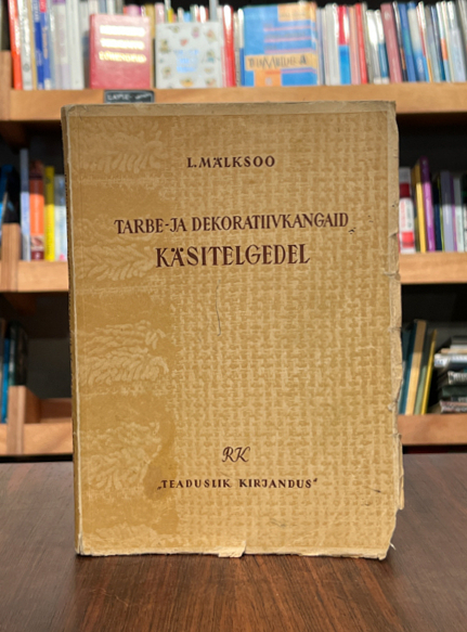 Liidia Mälksoo "Tarbe- ja dekoratiivkangaid käsitelgedel"