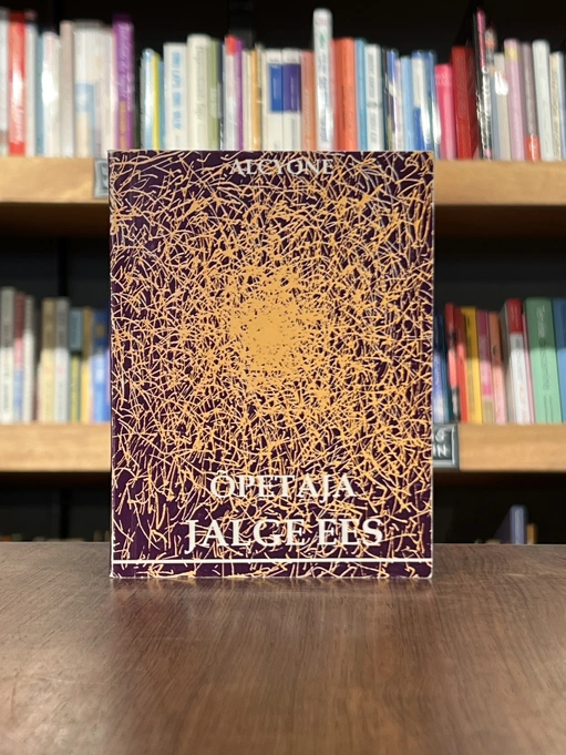 Õpetaja jalge ees
